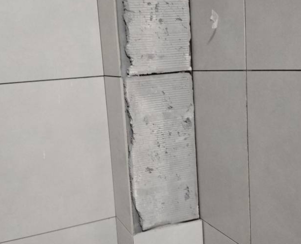 冷水江瓷砖空鼓维修公司分享下瓷砖施工前基层浇水润湿程度不足，可能导致以下问题