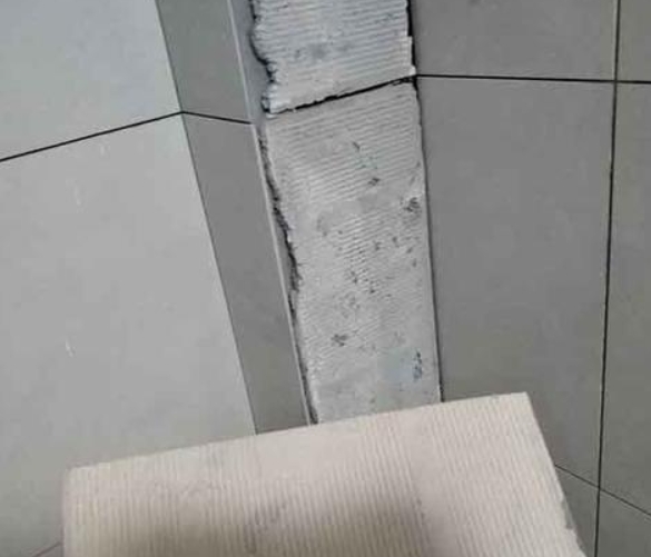 冷水江瓷砖空鼓维修公司分享下厨房瓷砖脱落的补救措施。